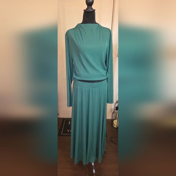 Dresses & Skirts - Chic Green Long Sleeve And Maxi Skirt Set Pit to Pit  Top Is 19.5 Maxi Skirt 16